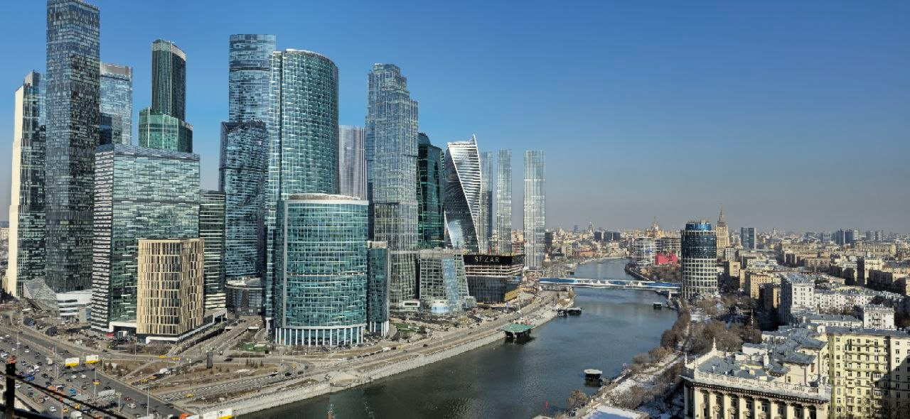 Москва-Сити и строительные объекты на набережной
